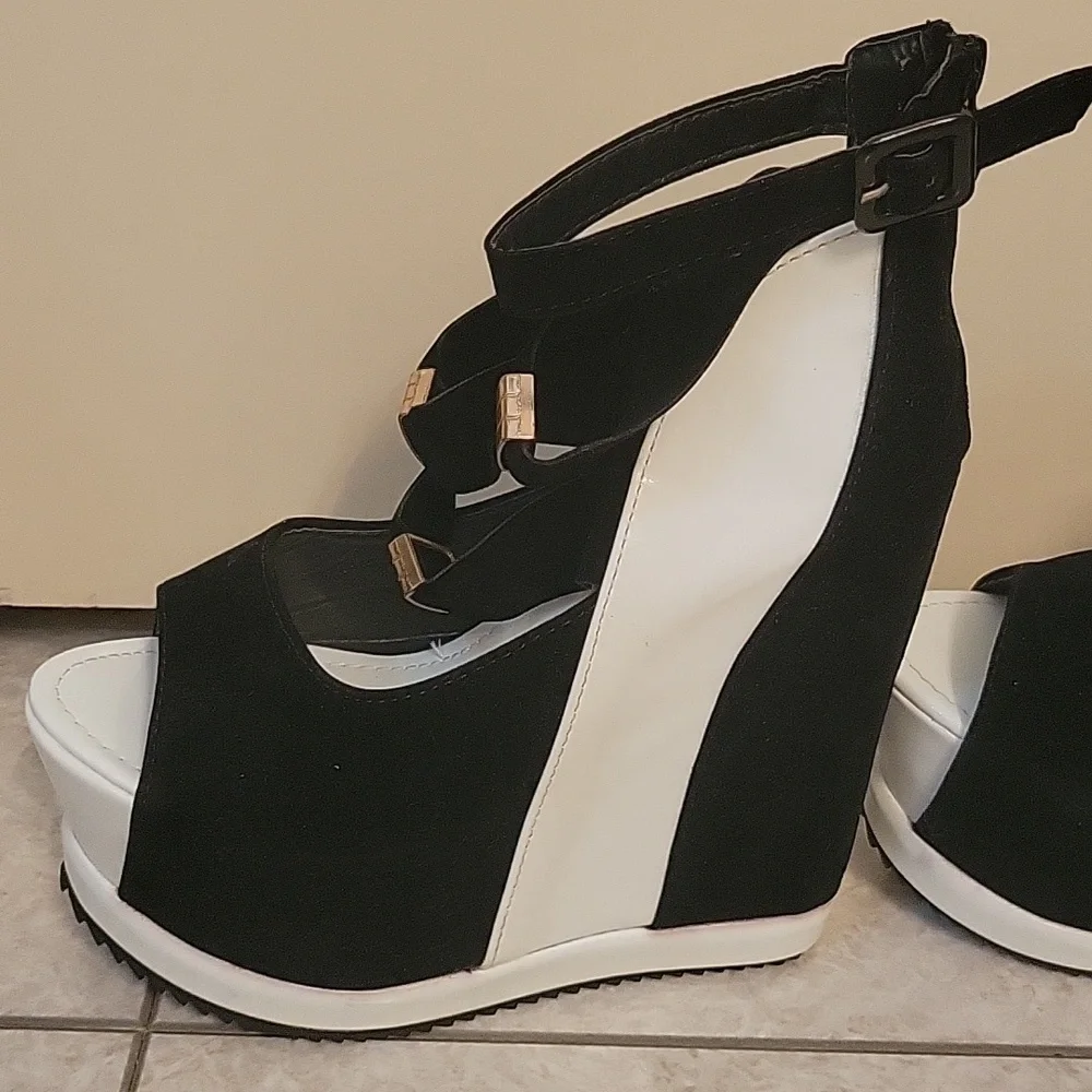 Women's peep toe platform wedge black and white Size 38 (7-7.5US)